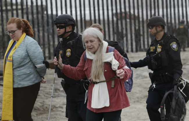 ABD'den San Diego sınırındaki protestoda 32 kişiye gözaltı